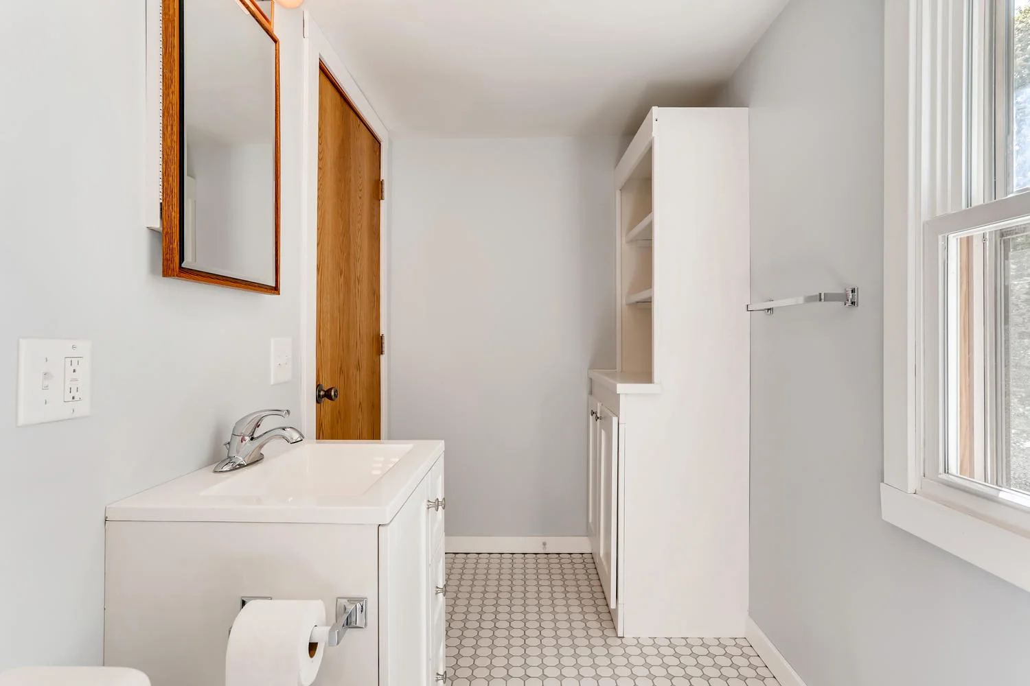 1937 Eustis Street Lauderdale-large-022-020-2nd Floor Bathroom-1500x1000-72dpi.jpg