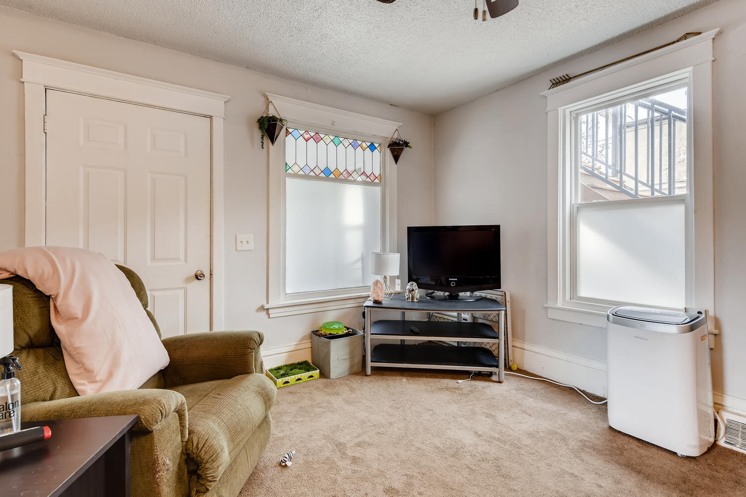 412 24th Ave NE Minneapolis MN-large-004-001-Living Room-1500x1000-72dpi.jpg