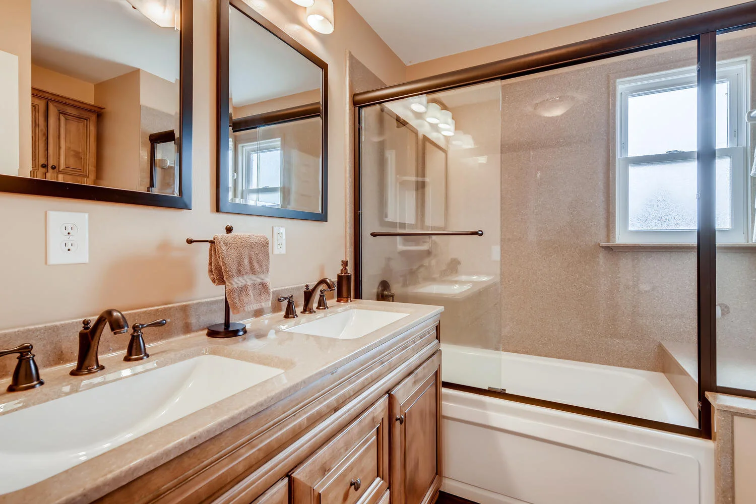 412 24th Ave NE Minneapolis MN-large-014-016-2nd Floor Master Bathroom-1500x1000-72dpi.jpg