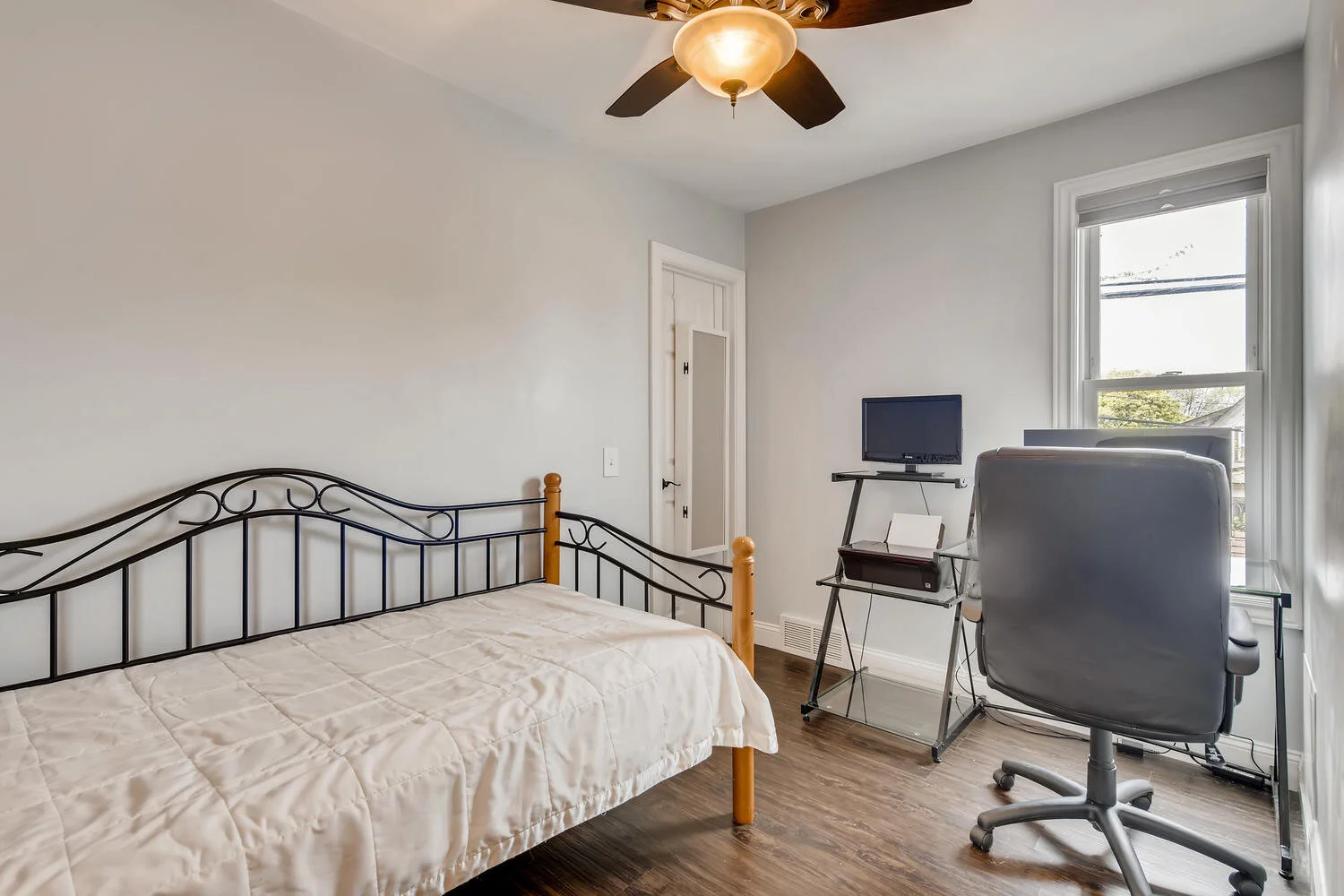 412 24th Ave NE Minneapolis MN-large-015-008-2nd Floor Bedroom-1500x1000-72dpi.jpg