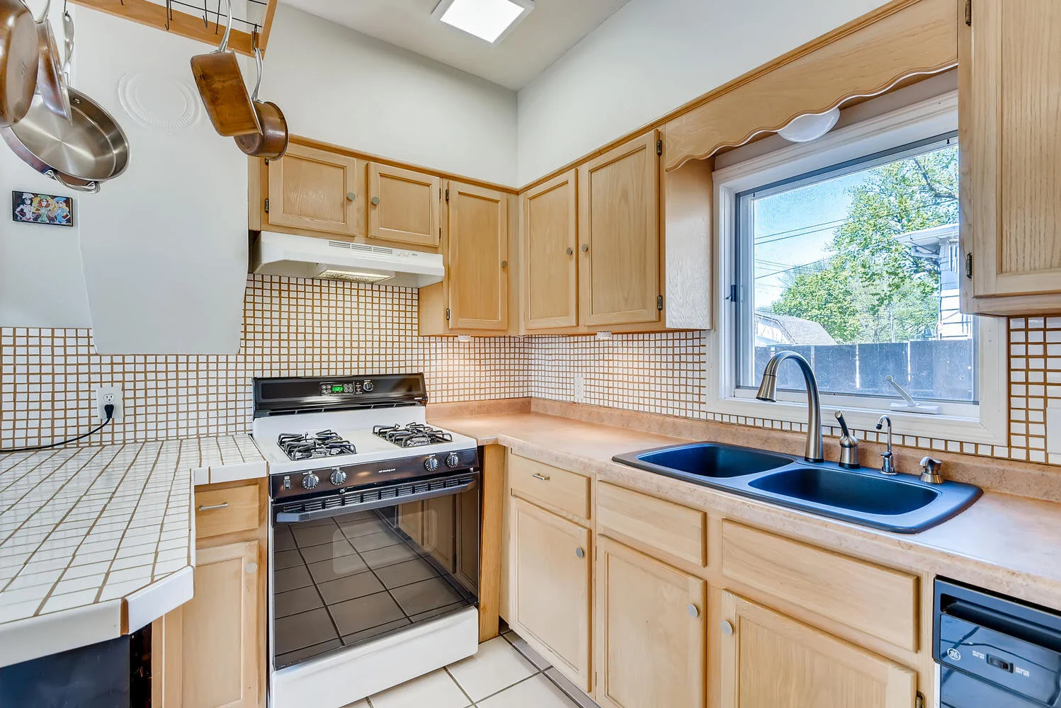 1934 Lincoln St NE Minneapolis-large-008-011-Kitchen-1499x1000-72dpi.jpg