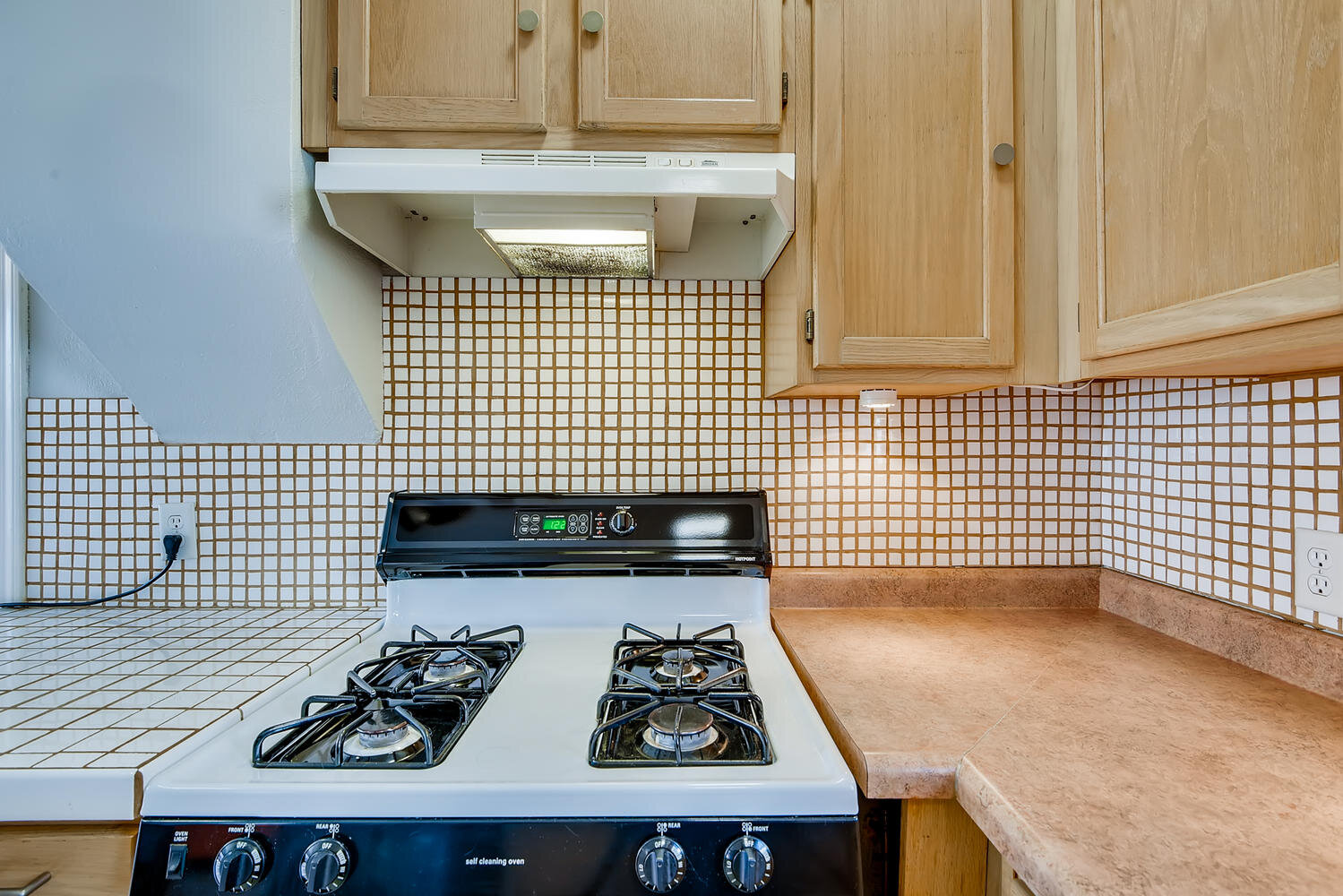 1934 Lincoln St NE Minneapolis-large-009-010-Kitchen-1499x1000-72dpi.jpg