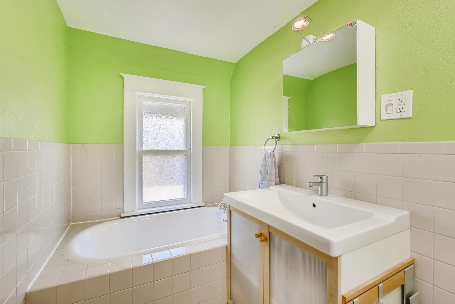 1934 Lincoln St NE Minneapolis-large-013-014-2nd Floor Master Bathroom-1499x1000-72dpi.jpg