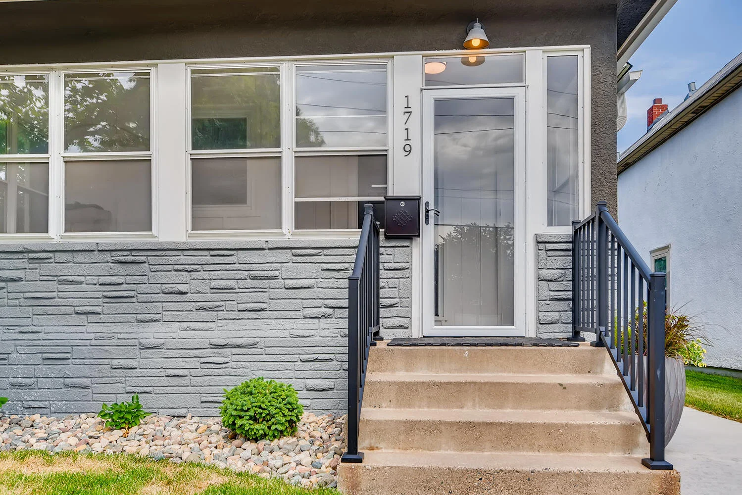 1719 6th St NE Minneapolis MN-large-003-003-Exterior Front Entry-1499x1000-72dpi.jpg