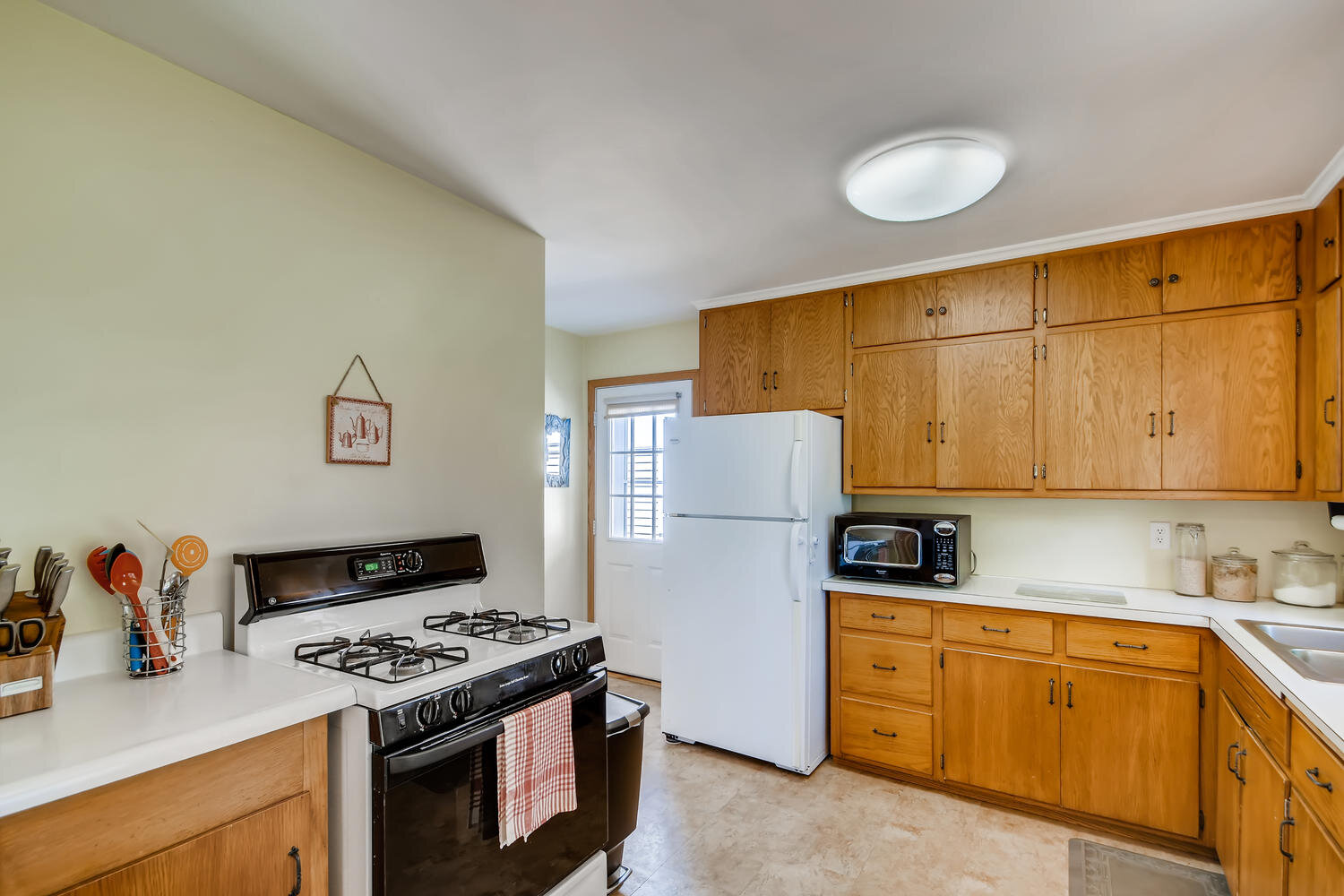 3413 27th Ave Minneapolis MN-large-008-005-Kitchen-1500x1000-72dpi.jpg