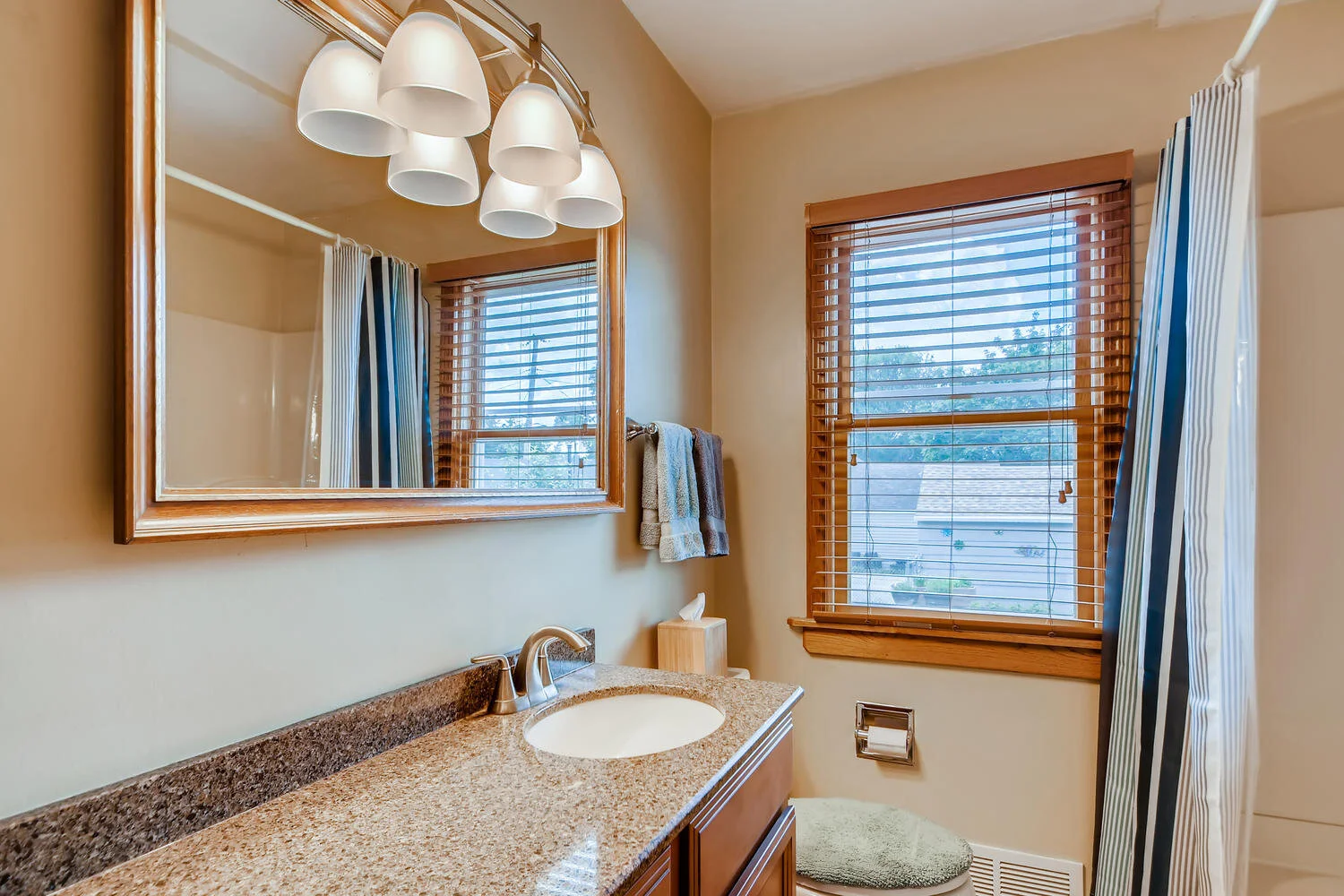 3413 27th Ave Minneapolis MN-large-017-017-Bathroom-1500x1000-72dpi.jpg
