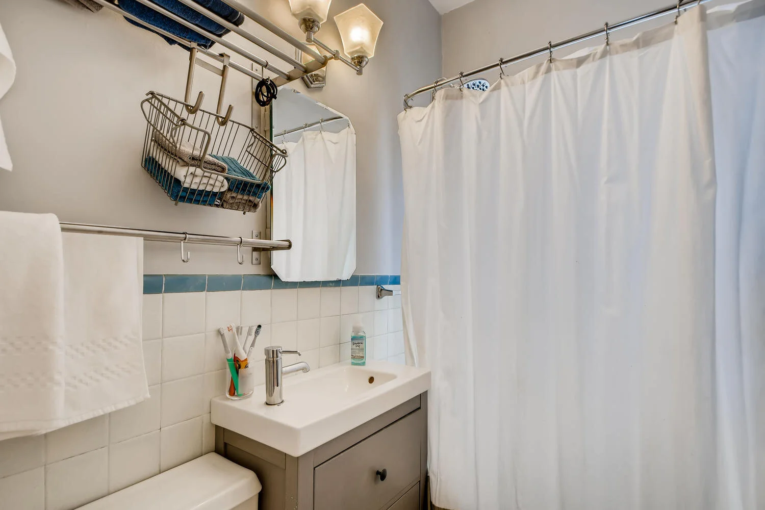 3031 Ulysses St NE Minneapolis-large-019-027-Bathroom-1500x1000-72dpi.jpg