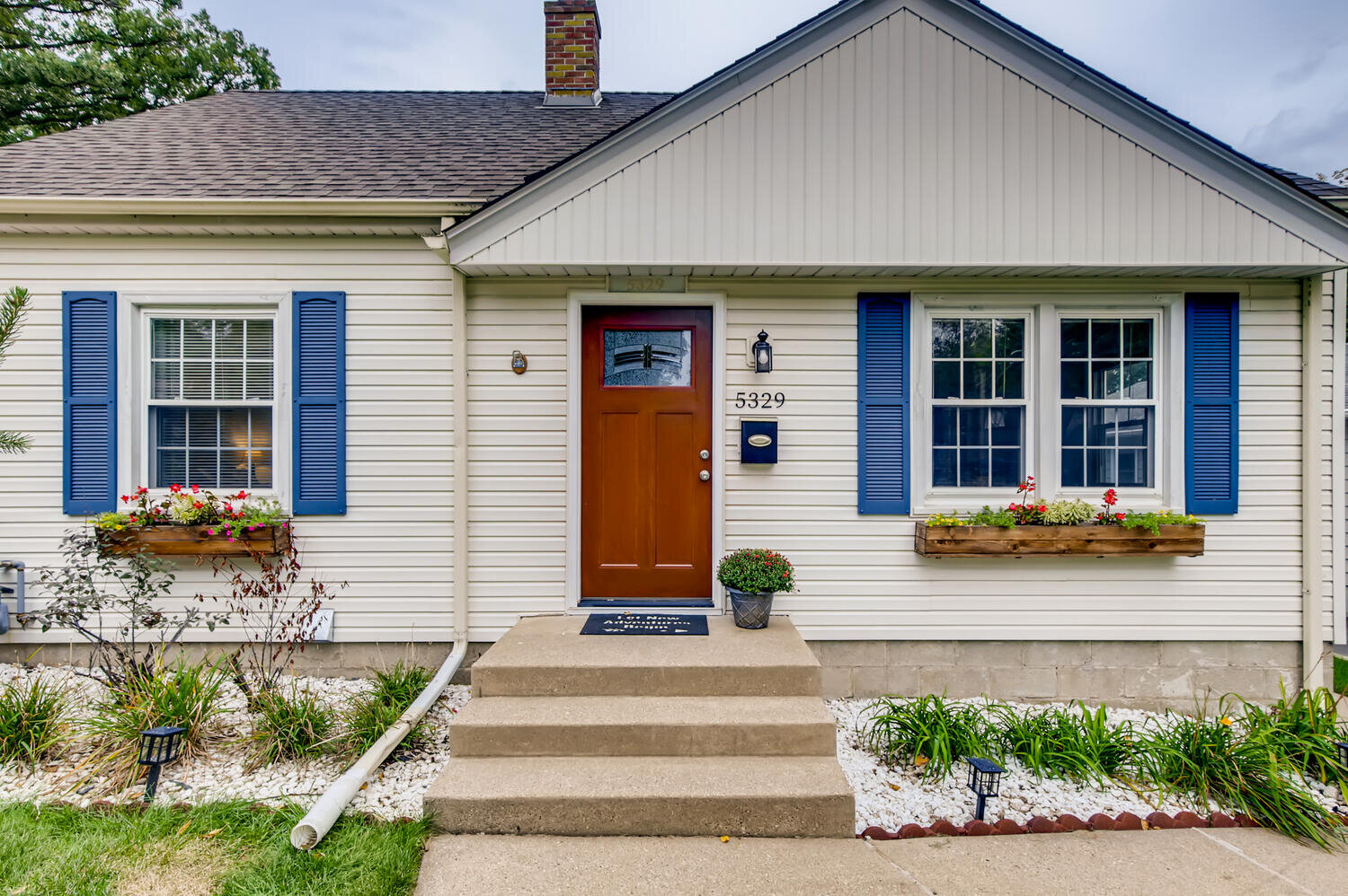 5329 Xerxes Ave S Minneapolis-large-004-014-Exterior Front Entry-1500x999-72dpi.jpg