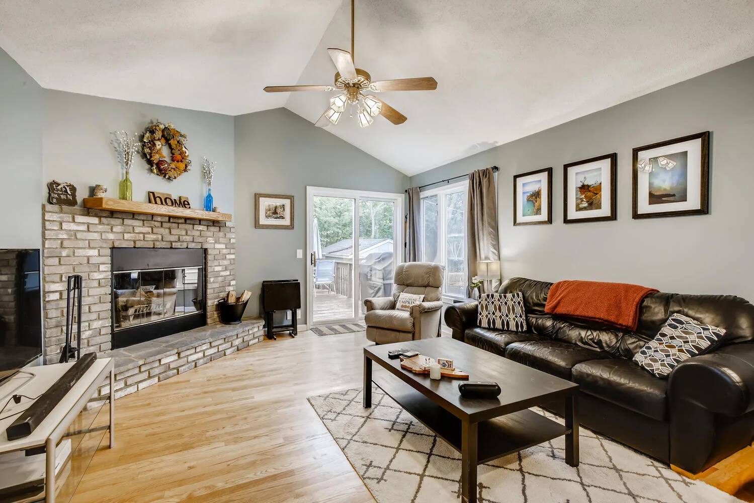 5329 Xerxes Ave S Minneapolis-large-005-004-Living Room-1500x1000-72dpi.jpg