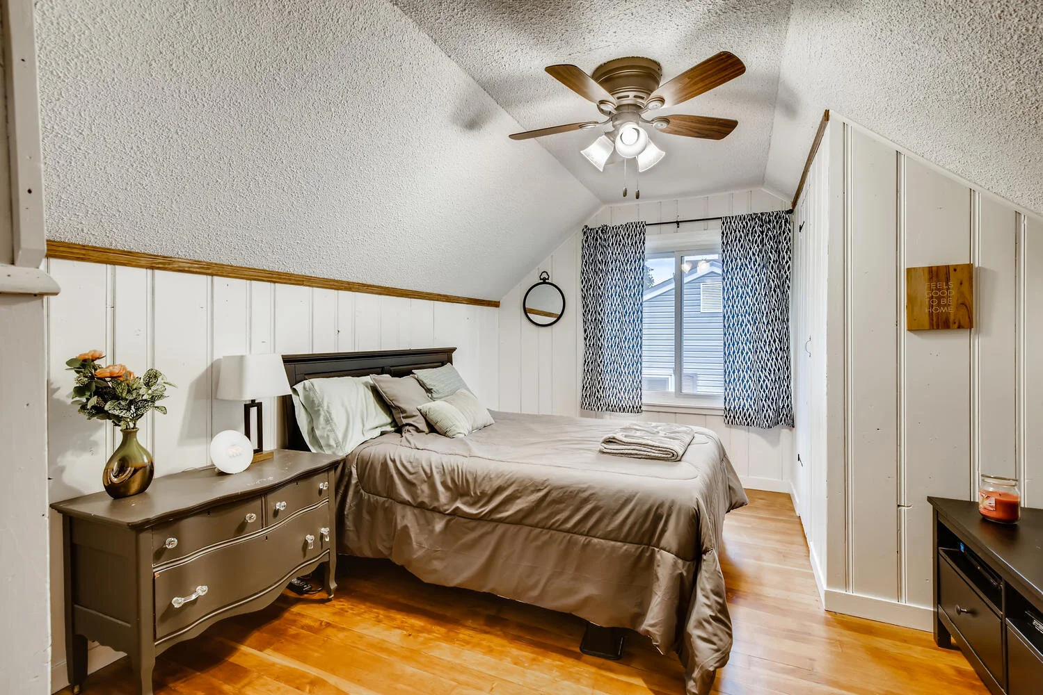 5329 Xerxes Ave S Minneapolis-large-021-023-2nd Floor Bedroom-1500x1000-72dpi.jpg