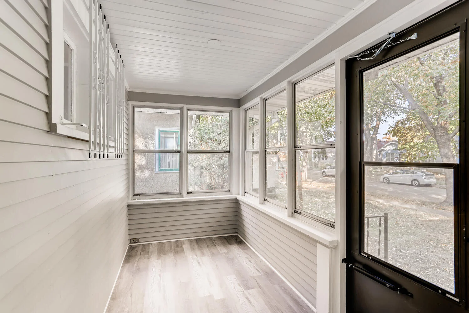 4023 Sheridan Ave N-large-004-004-Foyer-1500x1000-72dpi.jpg