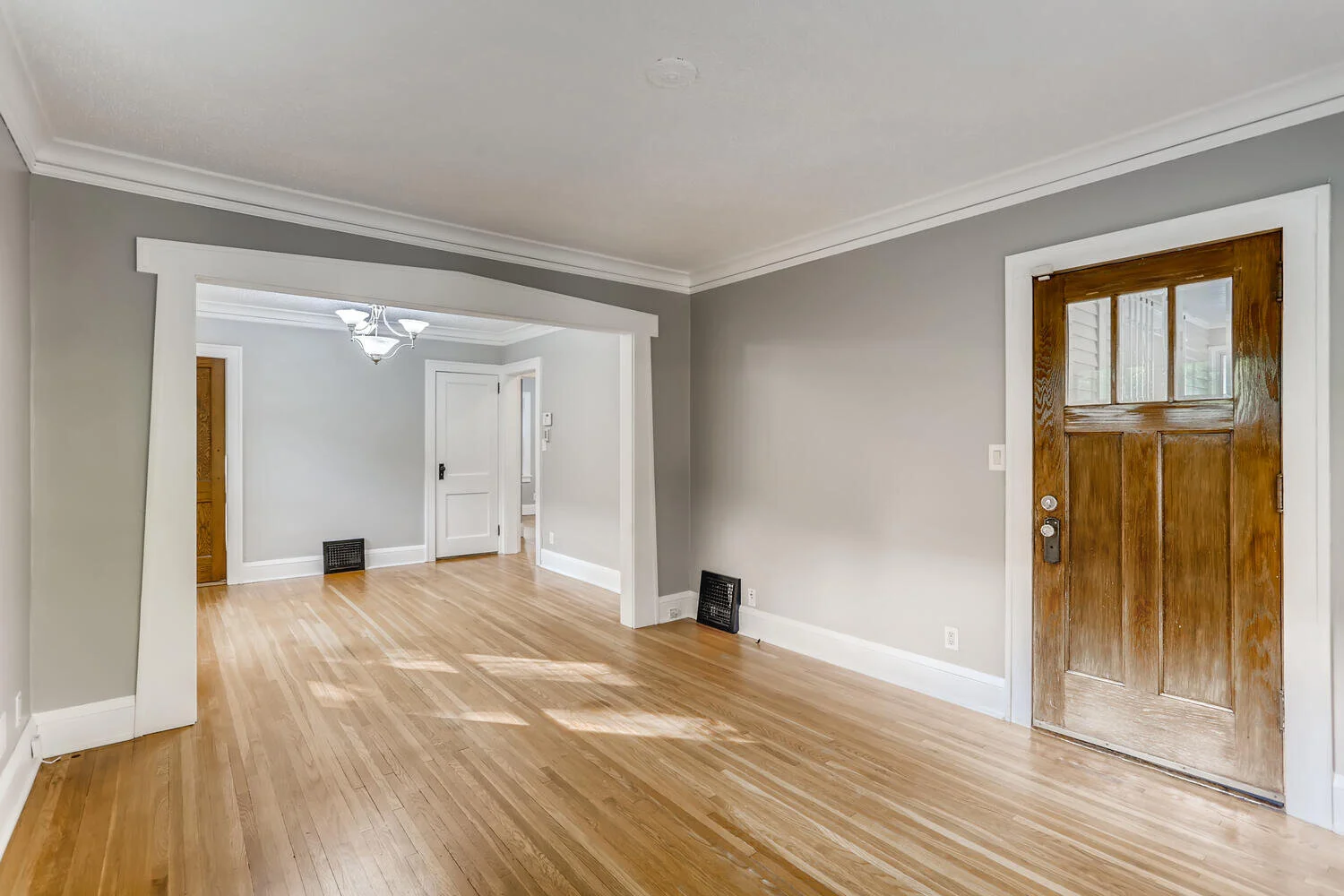 4023 Sheridan Ave N-large-005-001-Living Room-1500x1000-72dpi.jpg