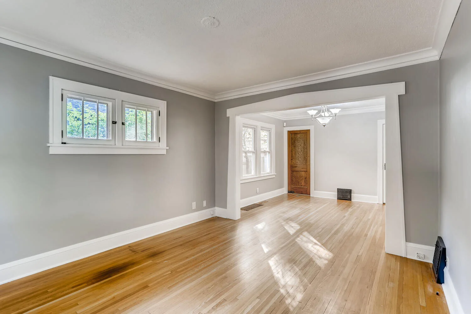 4023 Sheridan Ave N-large-006-008-Living Room-1500x1000-72dpi.jpg