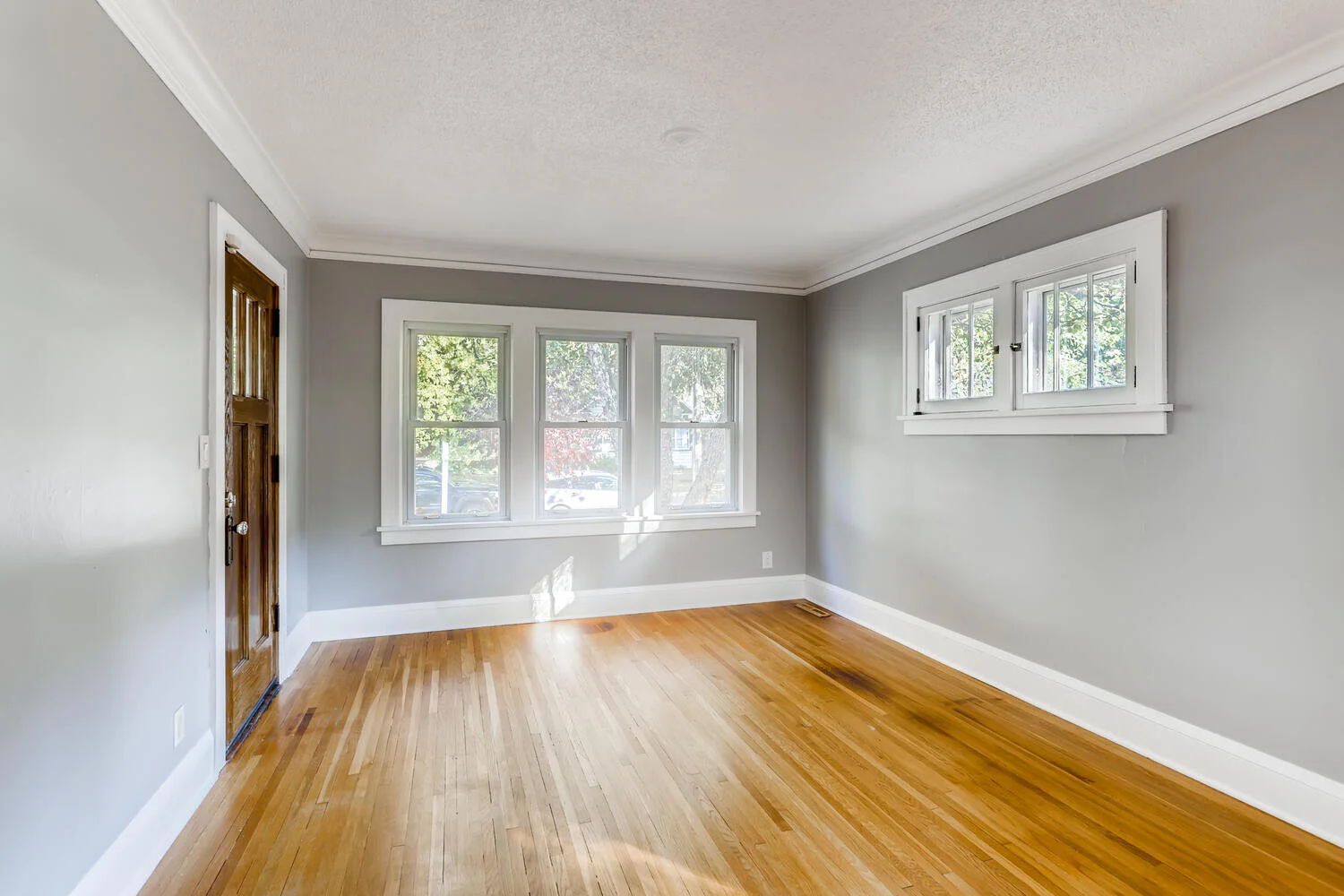 4023 Sheridan Ave N-large-007-007-Living Room-1500x1000-72dpi.jpg