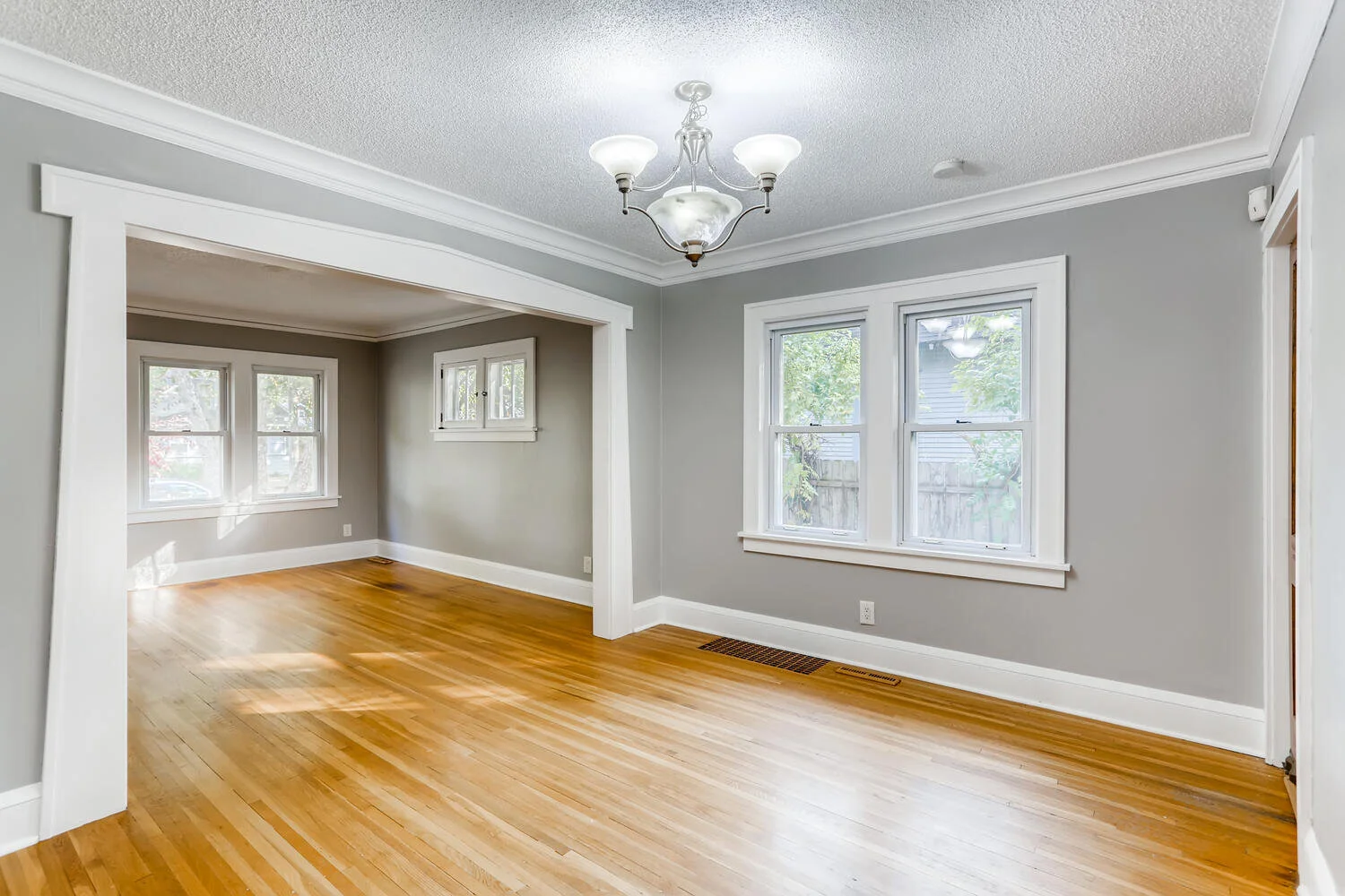 4023 Sheridan Ave N-large-008-006-Dining Room-1500x1000-72dpi.jpg