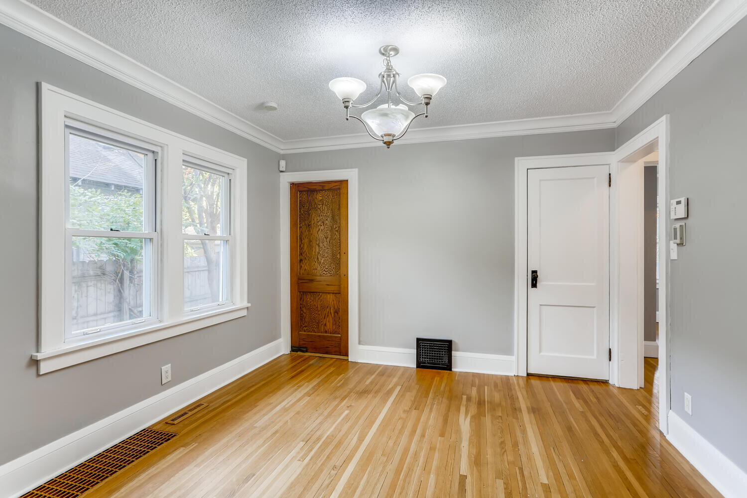 4023 Sheridan Ave N-large-009-011-Dining Room-1500x1000-72dpi.jpg