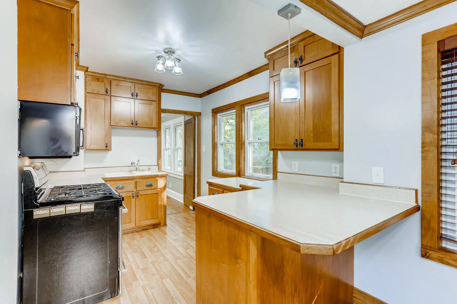 4023 Sheridan Ave N-large-010-010-Kitchen-1500x1000-72dpi.jpg