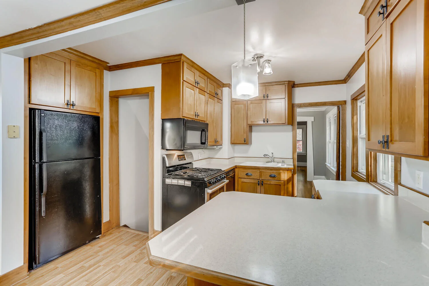 4023 Sheridan Ave N-large-011-013-Kitchen-1500x1000-72dpi.jpg