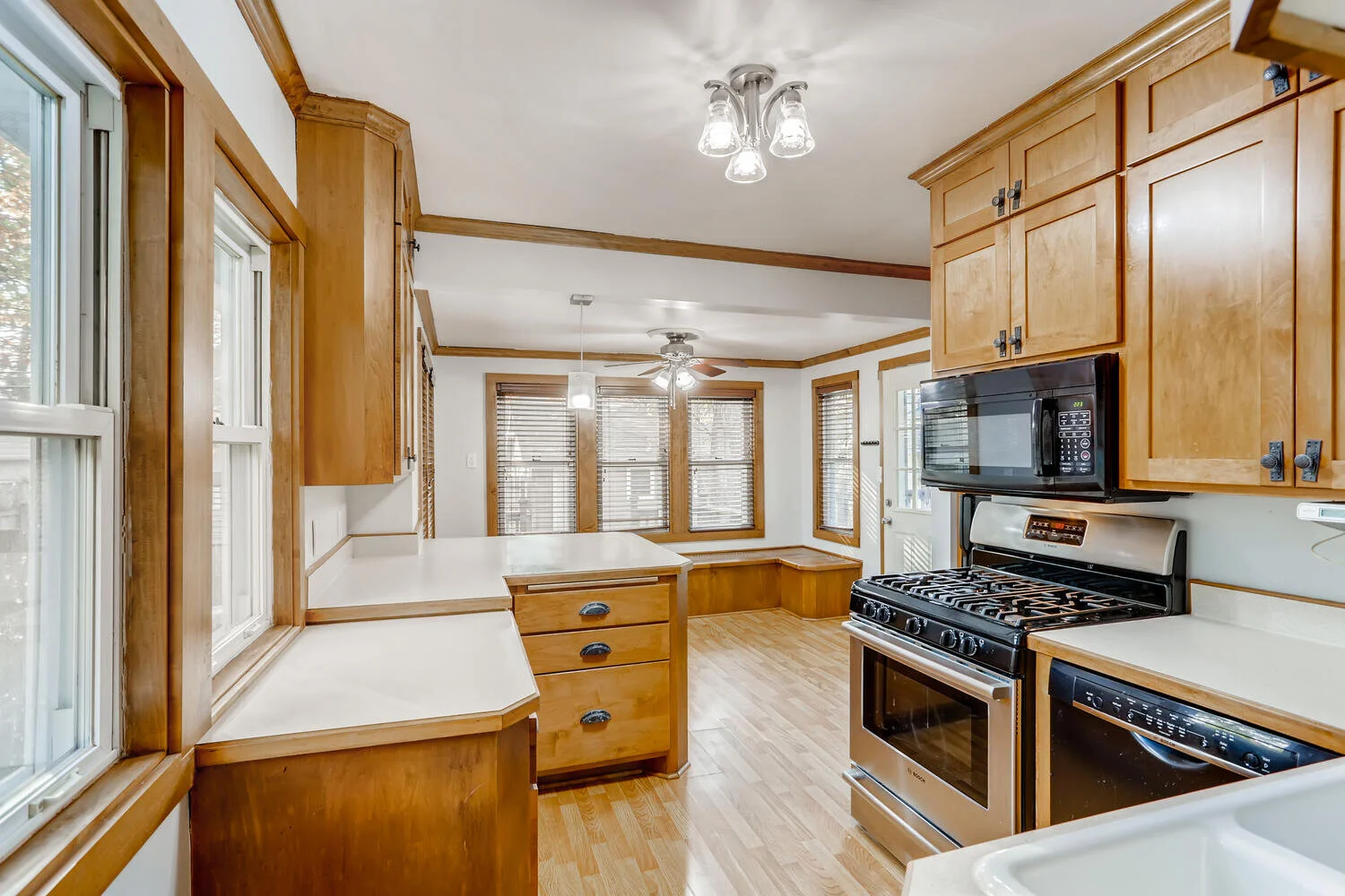 4023 Sheridan Ave N-large-012-009-Kitchen-1500x1000-72dpi.jpg