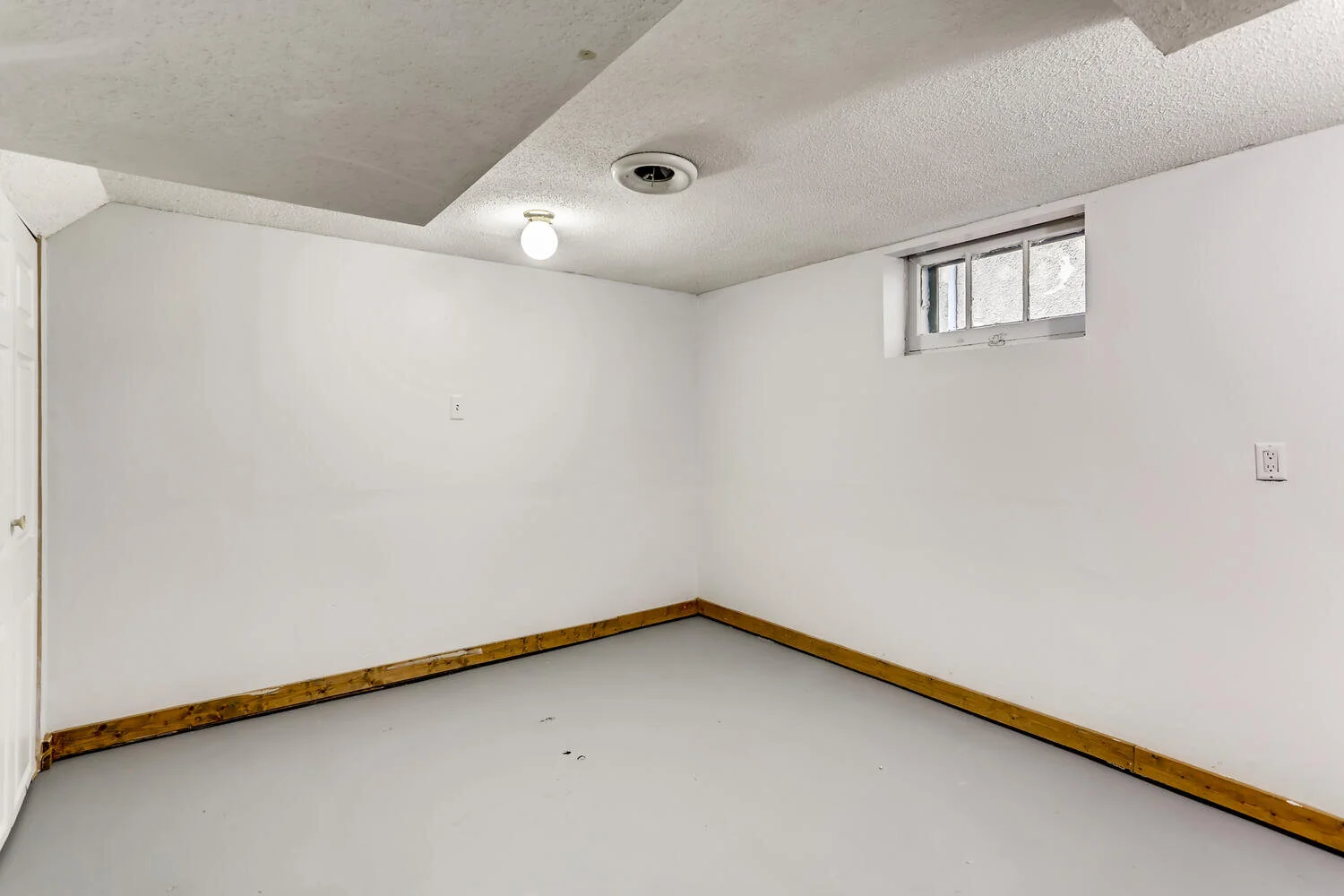 4023 Sheridan Ave N-large-021-020-Lower Level Bedroom-1500x1000-72dpi.jpg