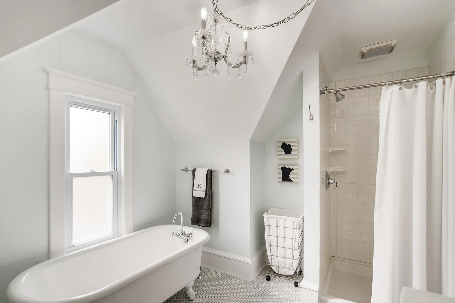2414 Garfield St NE-large-018-025-2nd Floor Bathroom-1500x1000-72dpi.jpg