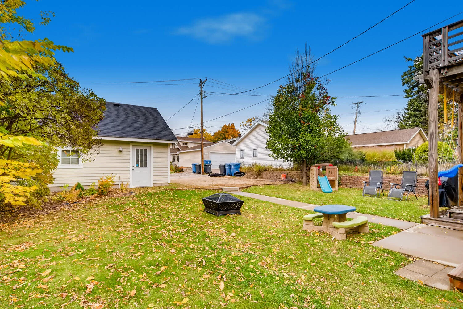 2414 Garfield St NE-large-025-024-Back Yard-1500x1000-72dpi.jpg