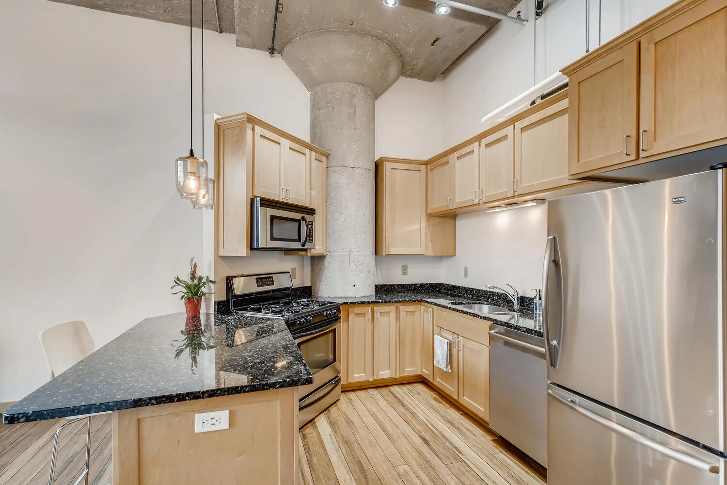 1901 E Hennepin 108-large-012-009-Kitchen-1500x1000-72dpi.jpg