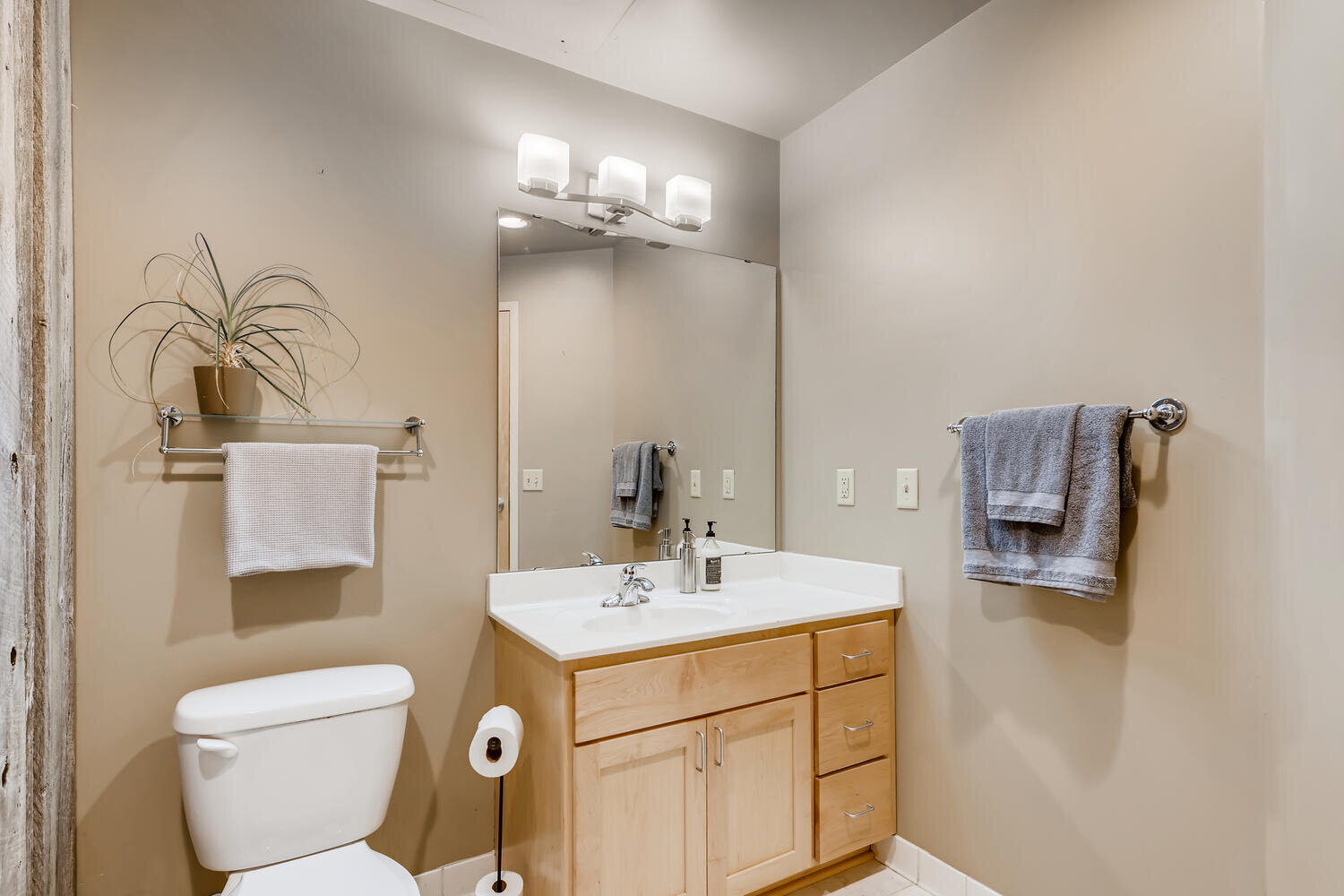 1901 E Hennepin 108-large-020-018-Primary Bathroom-1500x1000-72dpi.jpg
