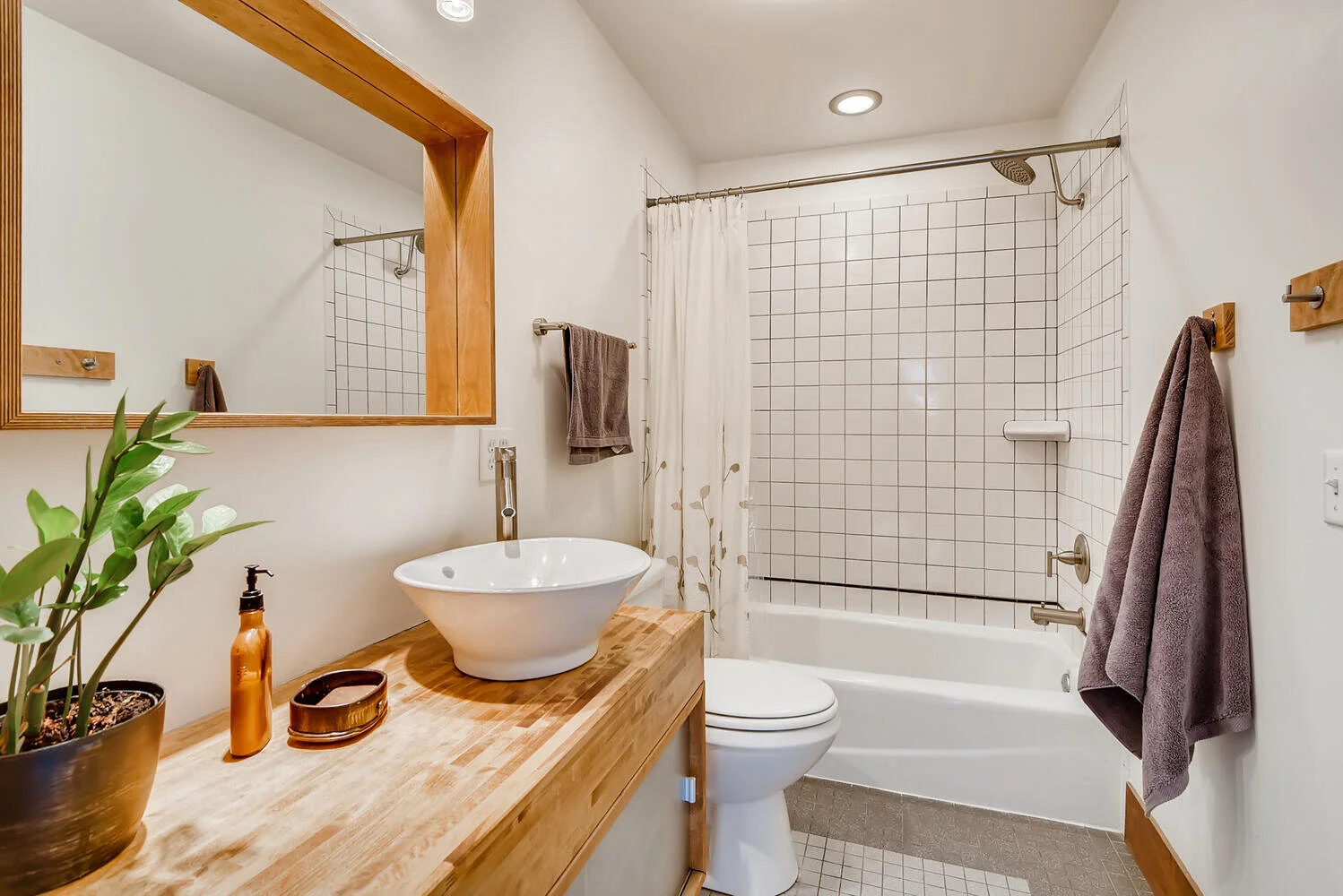 4219 12th Ave S Minneapolis MN-large-014-011-Bathroom-1498x1000-72dpi.jpg