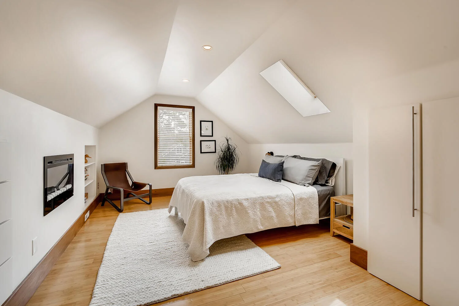 4219 12th Ave S Minneapolis MN-large-015-024-2nd Floor Primary Bedroom-1498x1000-72dpi.jpg