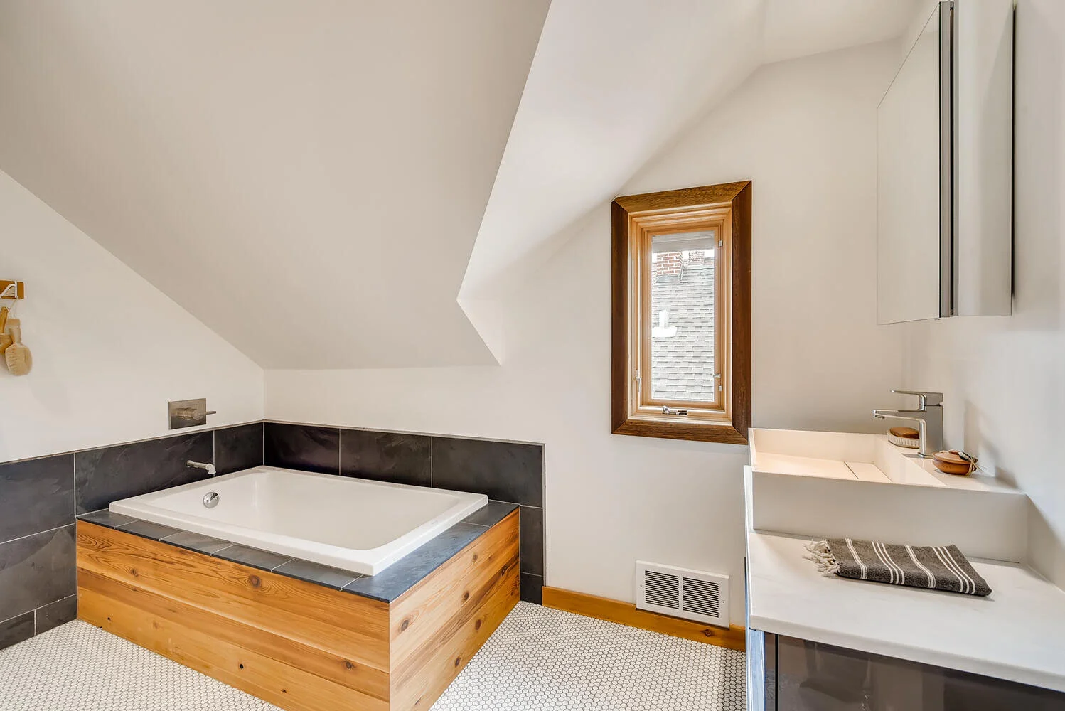4219 12th Ave S Minneapolis MN-large-017-012-2nd Floor Primary Bathroom-1498x1000-72dpi.jpg