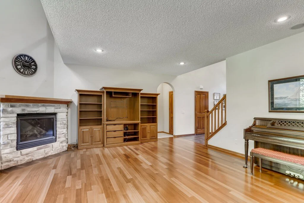 06 Living Room.jpg