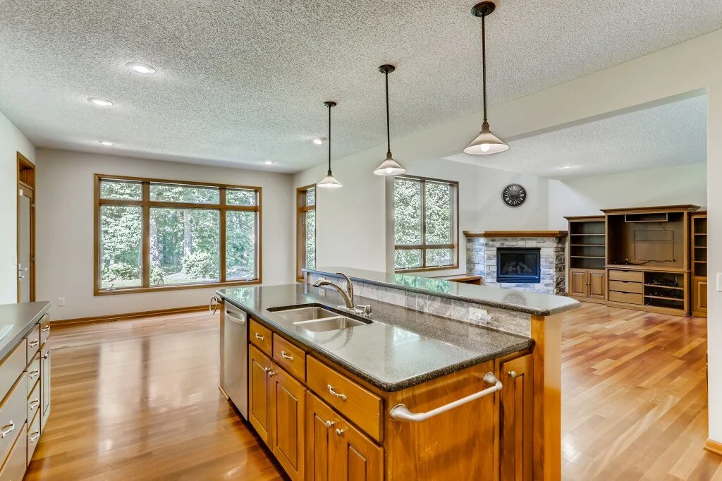 11 Kitchen.jpg