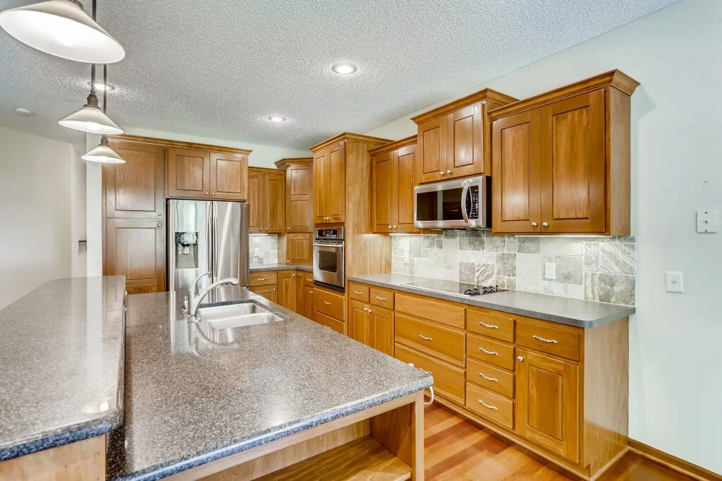 13 Kitchen.jpg