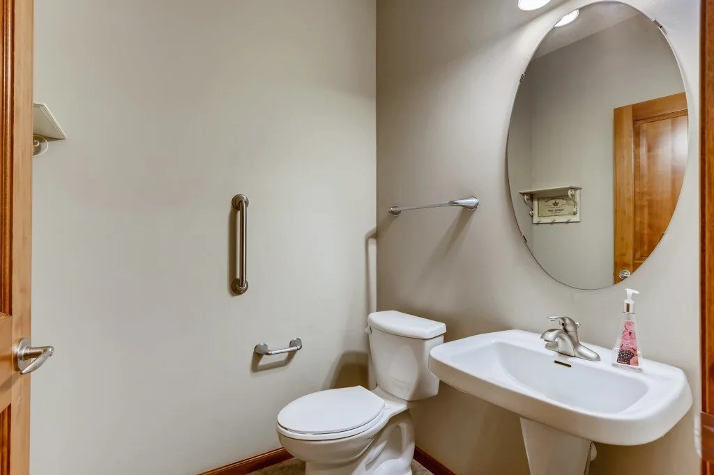 21 Bathroom.jpg