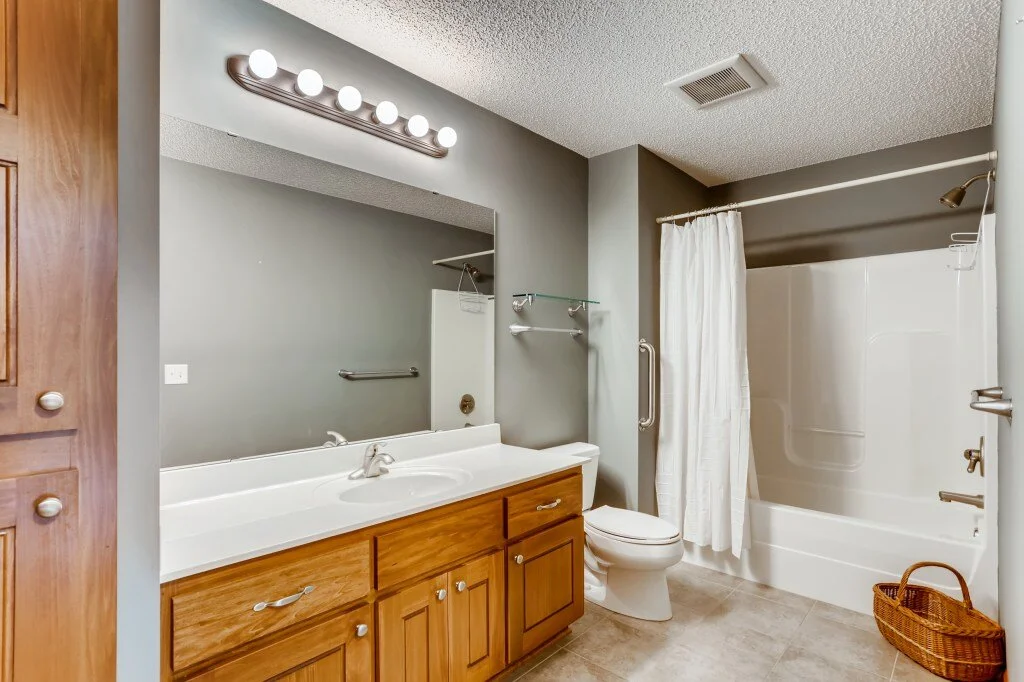 23 2nd Floor Bathroom.jpg