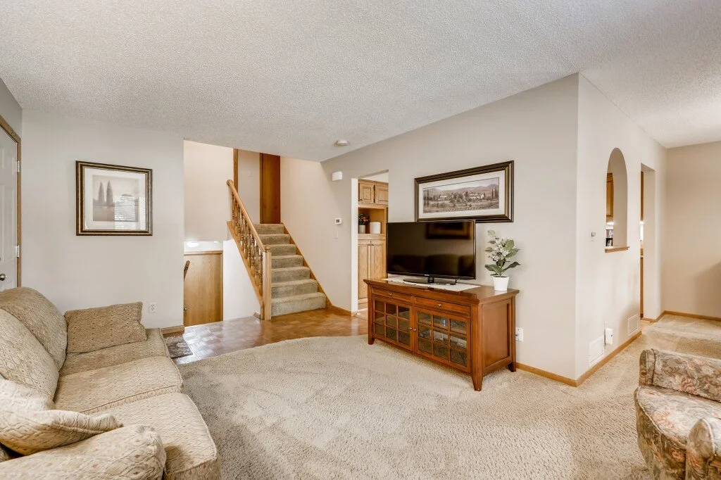 04 Living Room.jpg
