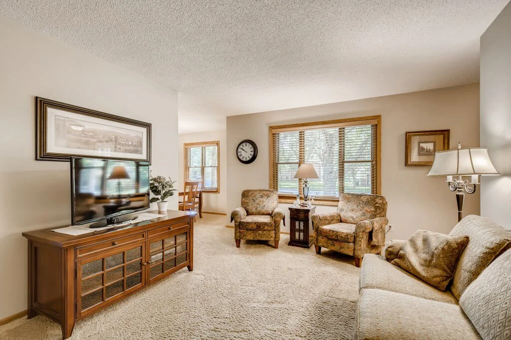 06 Living Room.jpg