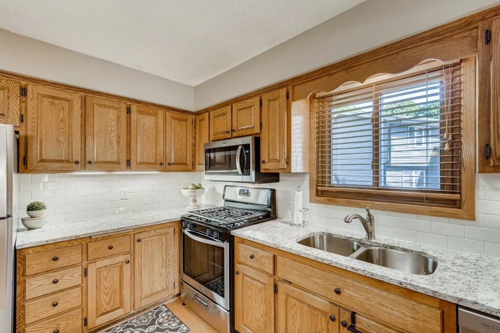 13 Kitchen.jpg