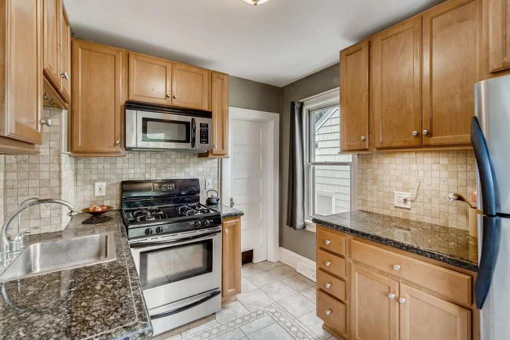 13 Kitchen.jpg