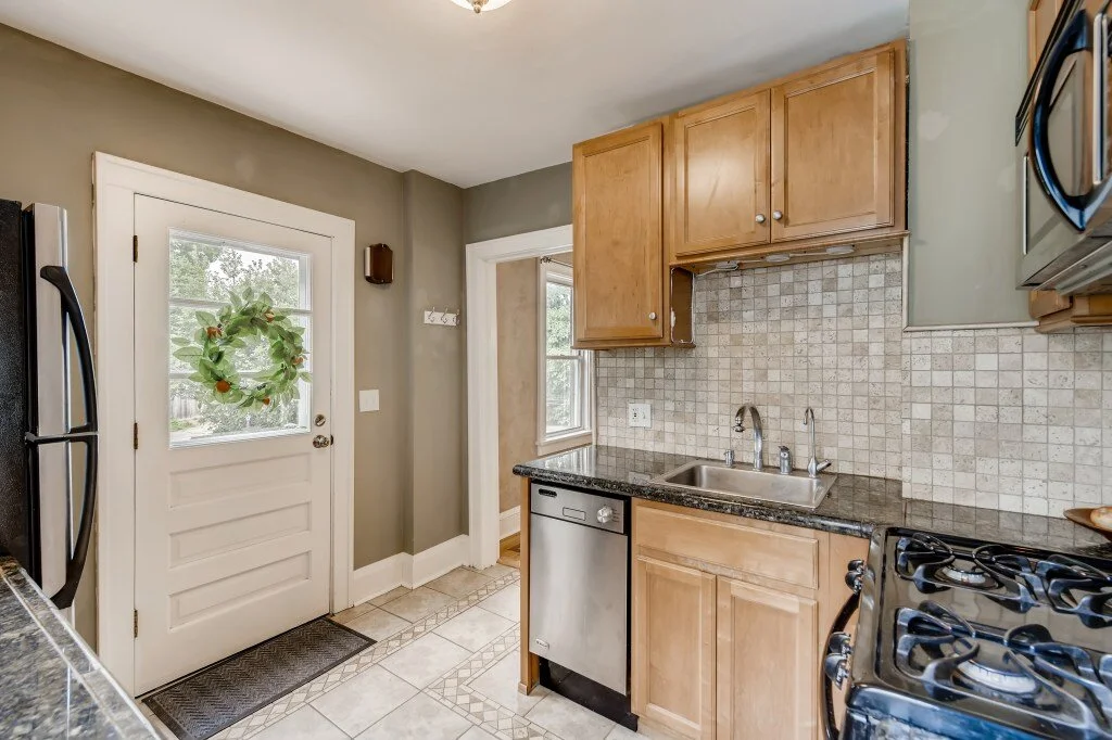 14 Kitchen.jpg