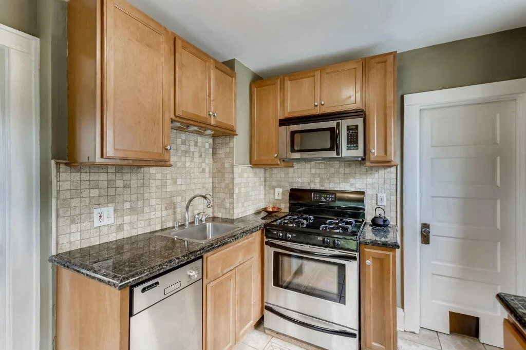 16 Kitchen.jpg