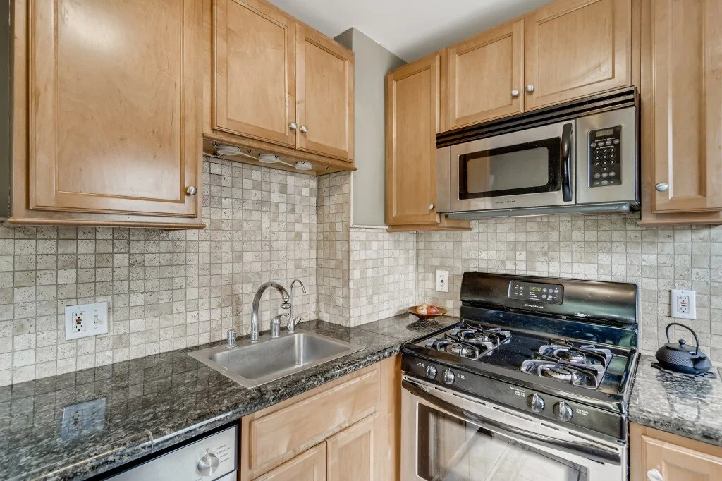17 Kitchen.jpg
