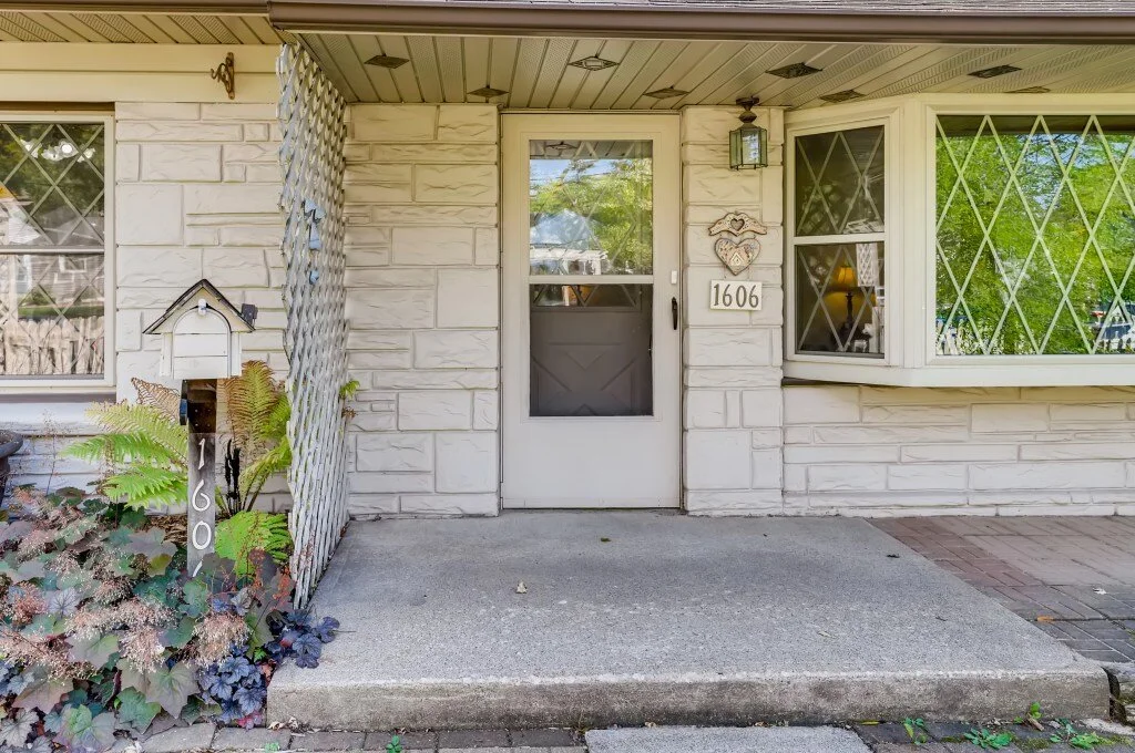 06 Exterior Front Entry.jpg