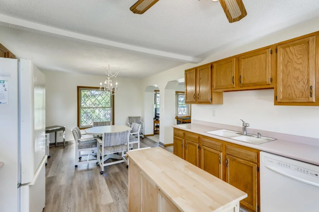 12 Kitchen.jpg