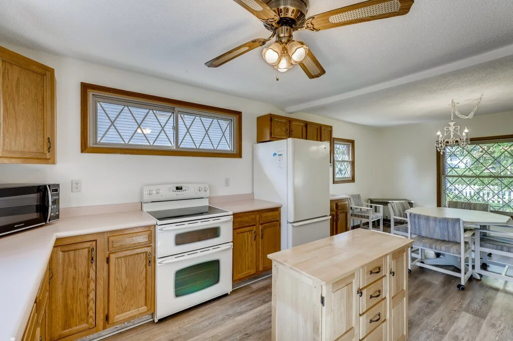 13 Kitchen.jpg