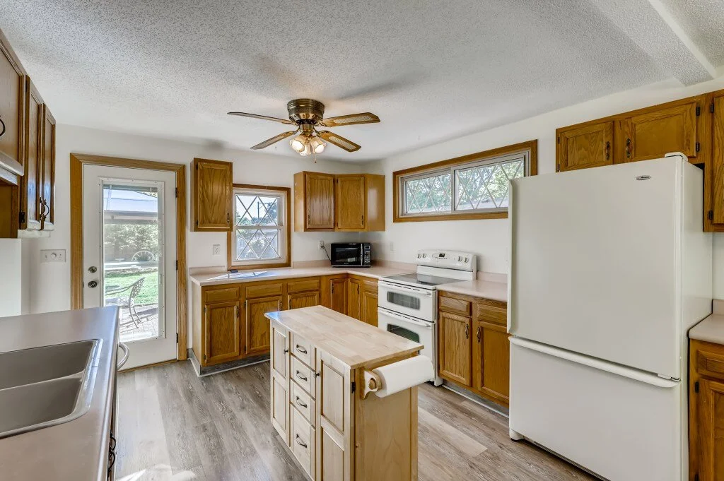 14 Kitchen.jpg