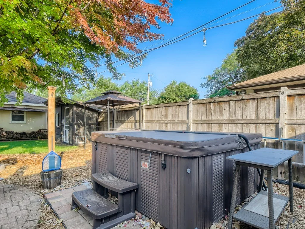 30 Exterior Hot Tub.jpg