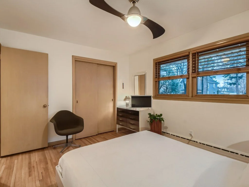 20 Bedroom.jpg