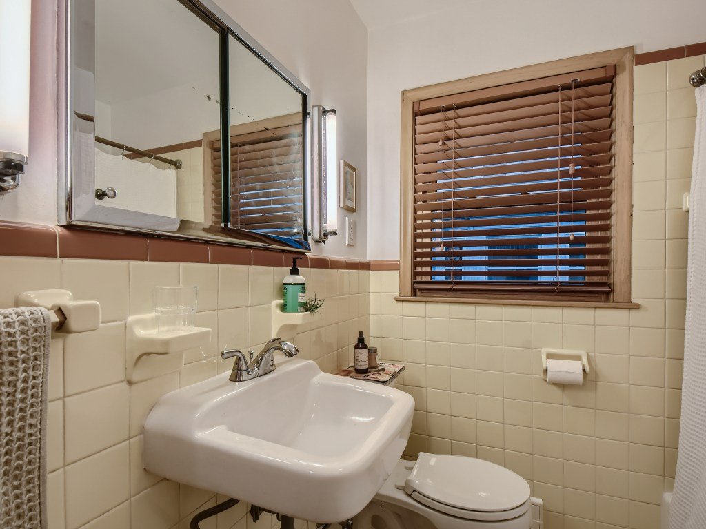 21 Bathroom.jpg